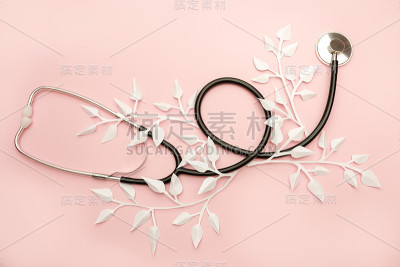 医疗设备听诊器或听诊器在时尚的粉彩背景。医生用仪器设备。