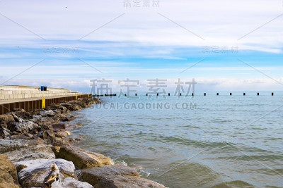 海岸边的岩石