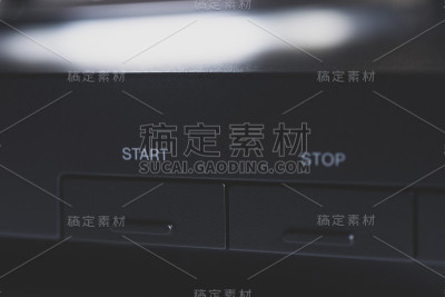 近距离拍摄的转盘与黑胶演奏