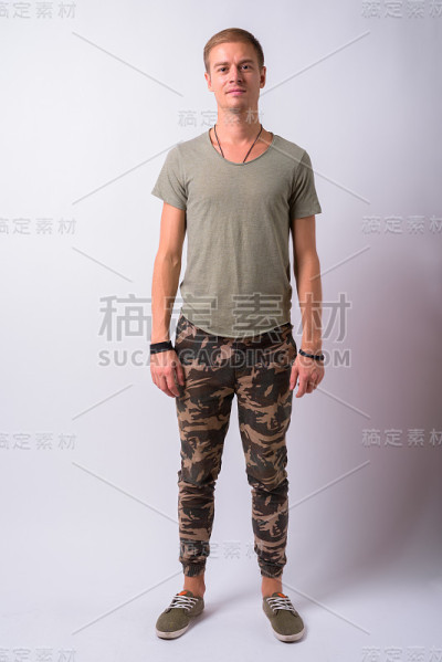 白色背景下的年轻男子肖像