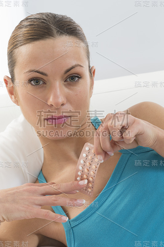 服用避孕药的年轻女性