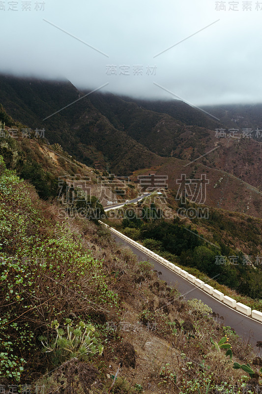 云雾缭绕的山腰上空无一人的道路