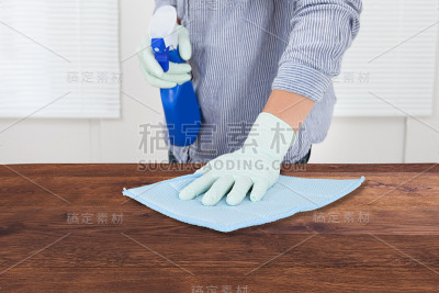 清洁工用抹布清洁桌子