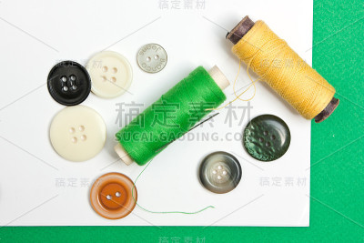 用针和纽扣穿线