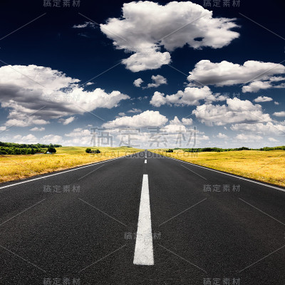 在阳光明媚的日子里，行驶在空旷的柏油路上