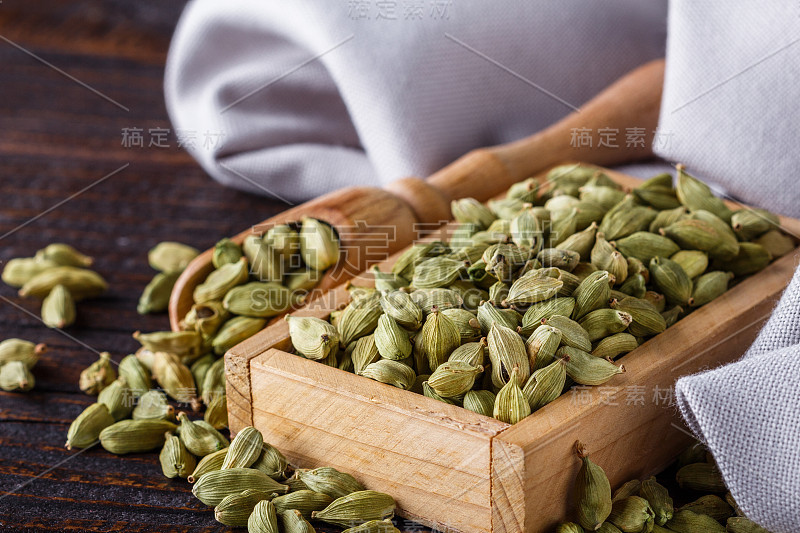 芳香的绿色小豆蔻在一个木制的乡村背景