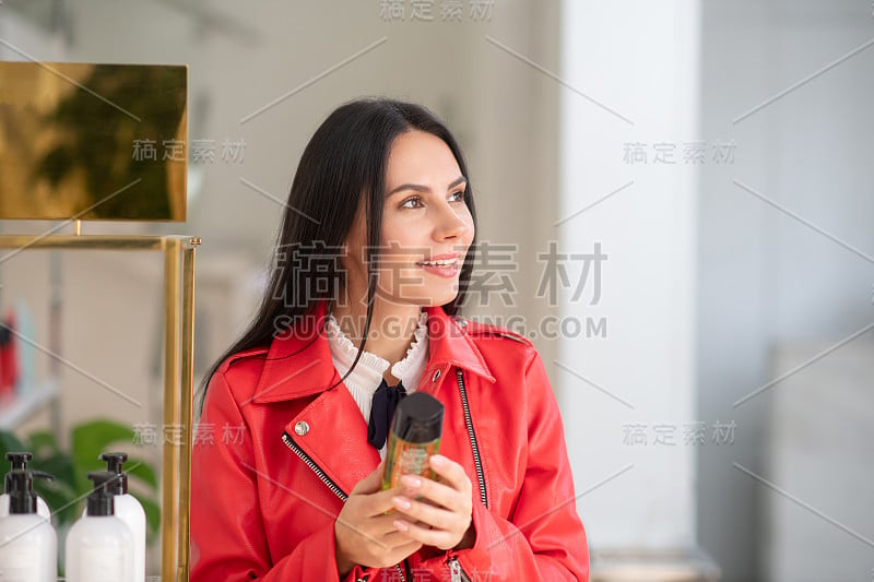 穿着红色夹克的黑发女人看起来很迷人