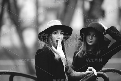 两个年轻女孩走在街上