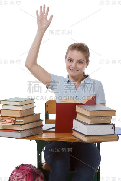 白人女学生在课堂上举手