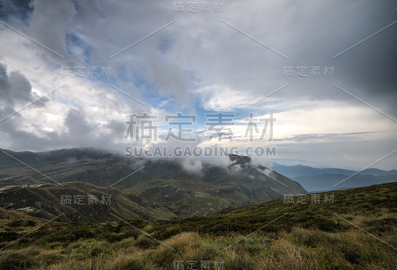 在高卢人的驼峰上漫步，在北约废弃的军事基地上徒步旅行