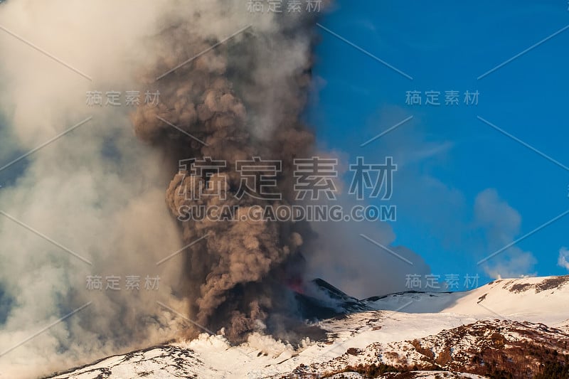 埃特纳火山在不断喷发中产生熔岩喷泉。