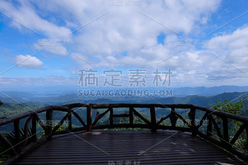 美丽的山景，山峰被森林覆盖，天空多云