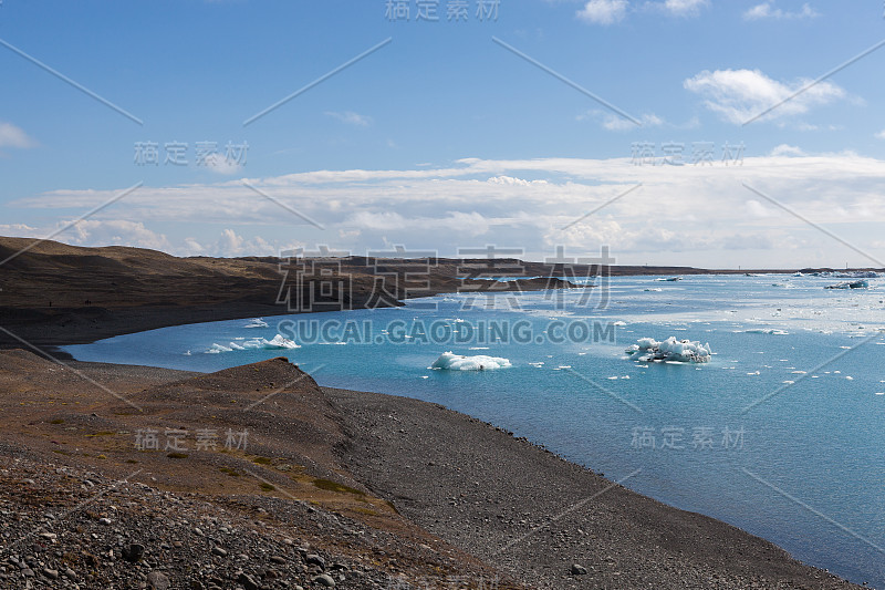 Jokulsarlon冰川泻湖岸边散落着融化的冰山。