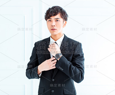 商人整理西装领带