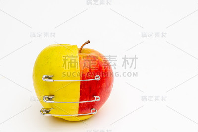 两个不同的苹果用三个安全别针固定在一起