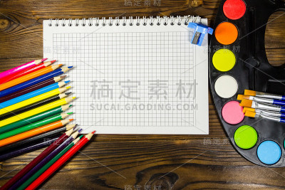 一套绘图工具在木制背景