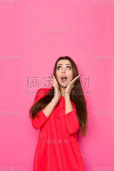 震惊的女人双手抱头向上看