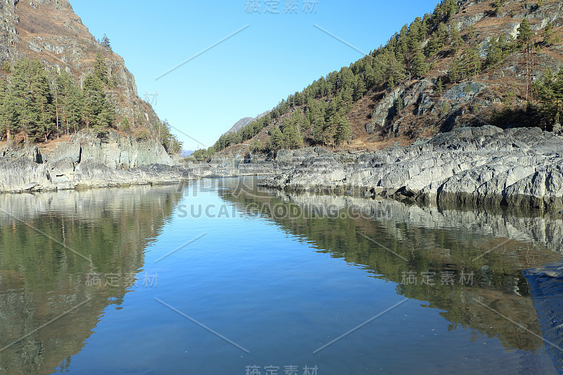 河流在群山之间流动