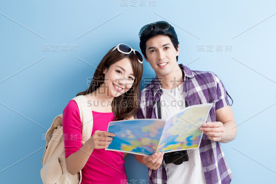 年轻夫妇拿地图