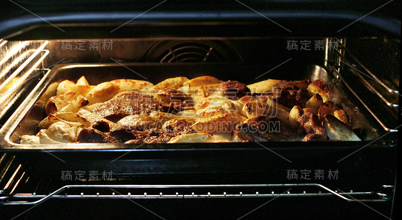 烤箱里的牛排和土豆