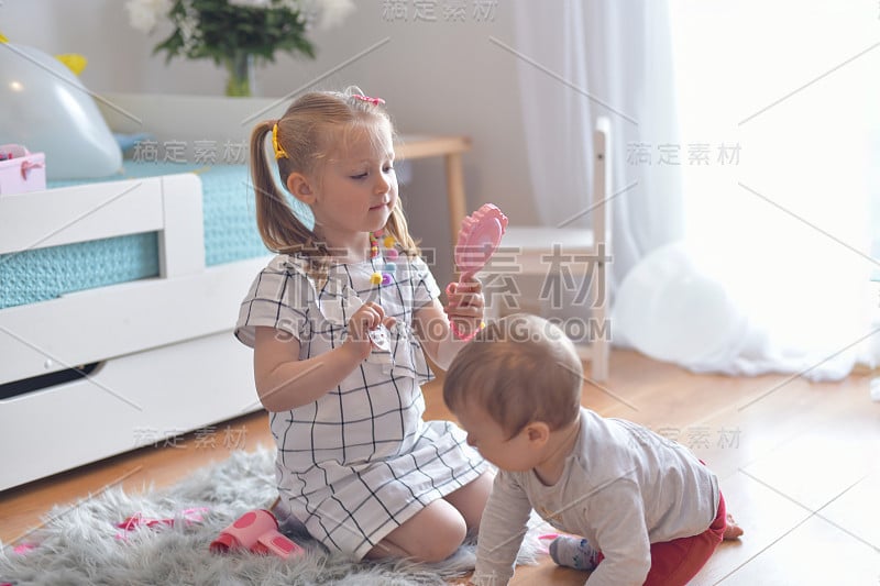 一个小女孩看着镜子里自己的脸和头发