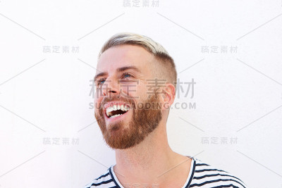 近距离看那个在白色背景下大笑的年轻人