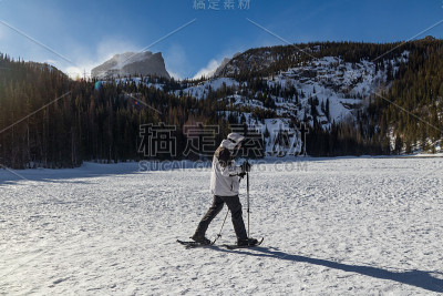 人穿着雪鞋走