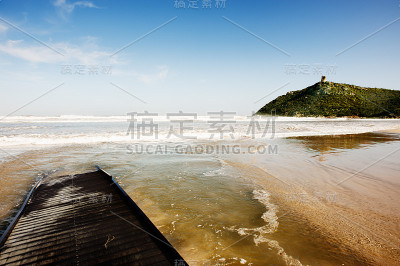 被波浪覆盖的木桥