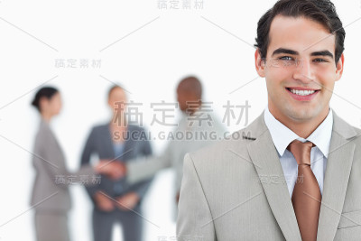 面带微笑的商人身后有贸易伙伴