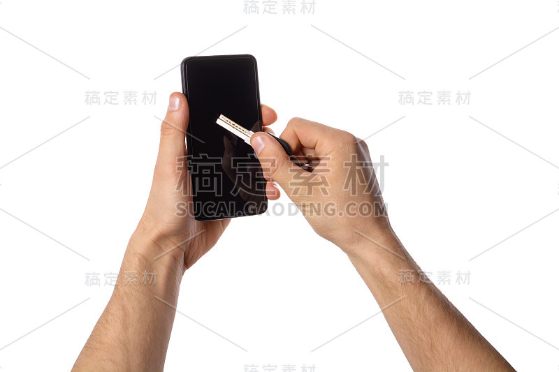 男性手握智能手机和破解密码的钥匙。网络攻击的概念，破解电话或个人数据