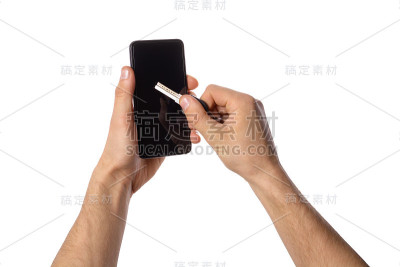 男性手握智能手机和破解密码的钥匙。网络攻击的概念，破解电话或个人数据