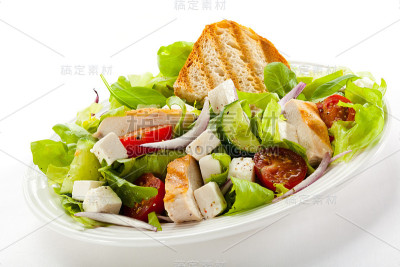 蔬菜沙拉配烤鸡胸肉和羊乳酪