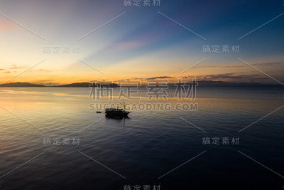 印尼日出时航拍船的剪影