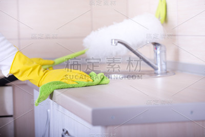 家庭主妇清洁厨房台面