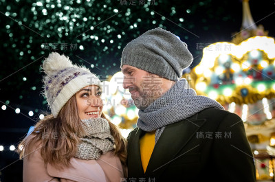 这对夫妇在一个充满灯光装饰的圣诞市场度过了晚上