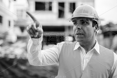 英俊的波斯男子建筑工人在建筑工地的黑白肖像