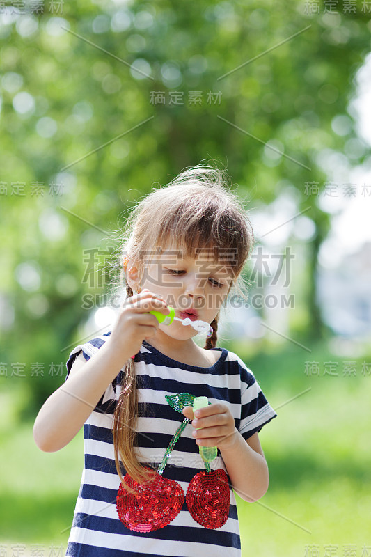 可爱的小女孩吹泡泡