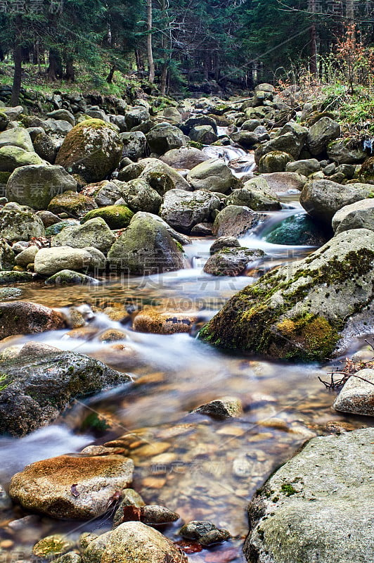 山涧泉水在大山中