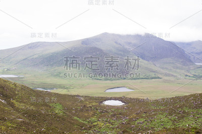 两个湖和它们的山