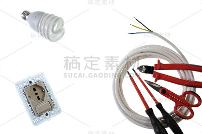 从上面靠近电气装置的工作工具和组件，隔离在白色背景上