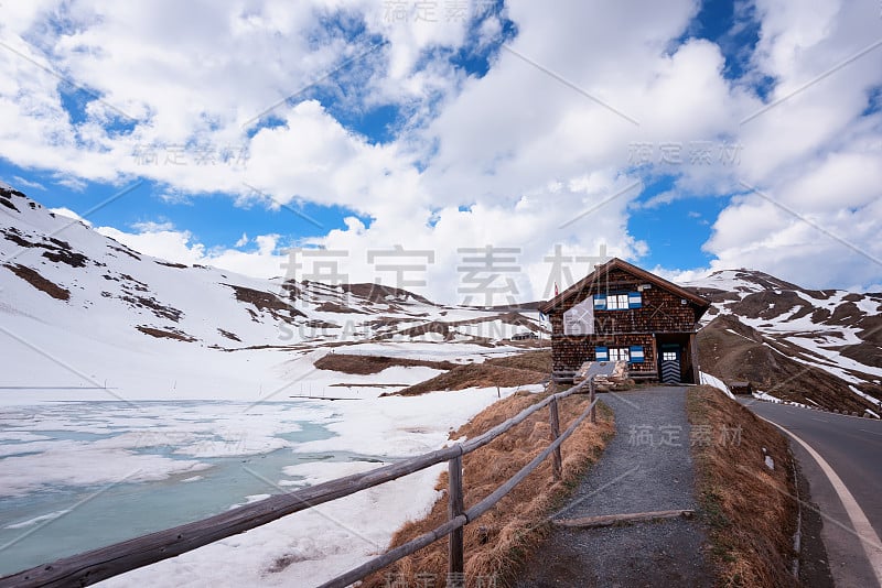 大格洛克纳高山公路上的Hochtor隧道的风景。望着卡林西亚的海立根布鲁特，蓝天、云山、雪和大格洛克