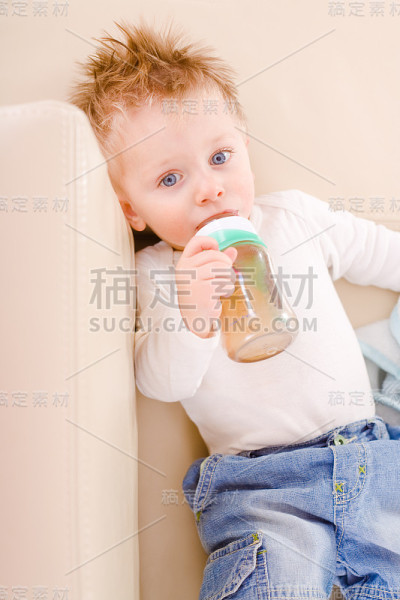 小男孩喝