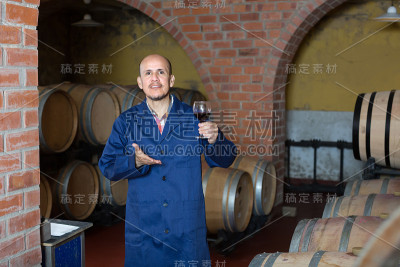 酒庄工人在酒窖里喝着酒