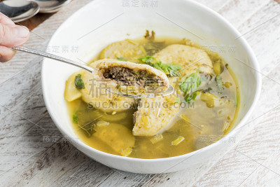 未发酵面包球汤。由鸡肉或蔬菜高汤和无酵丸子做成的经典汤。经典美国餐厅或餐厅的最爱。自制鸡汤，面条，芹