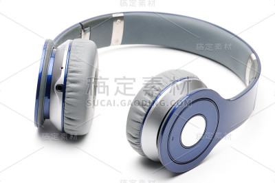 在白色背景下听音乐的现代耳机