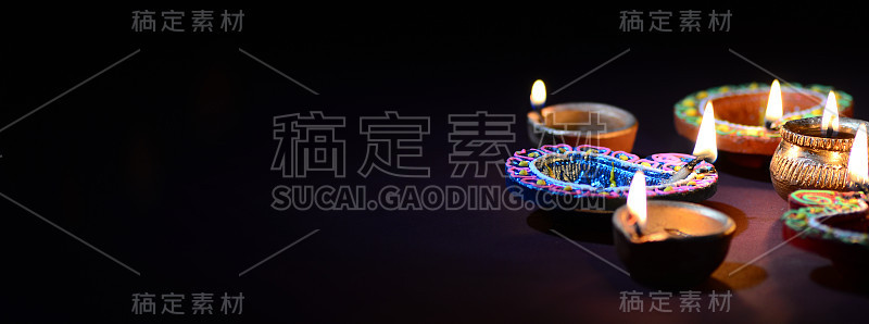 粘土灯盏在排灯节庆祝期间点燃。问候卡设计印度的光节日称为排灯节