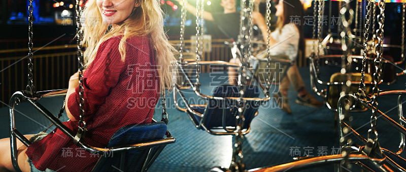 女人狂欢骑马快乐游乐概念