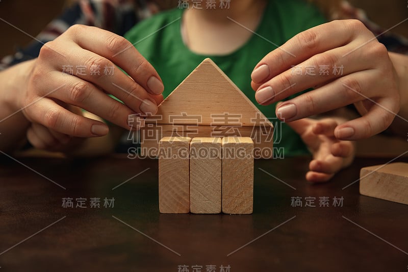 女性和孩子的手一起做事情的特写，家庭，家庭的概念