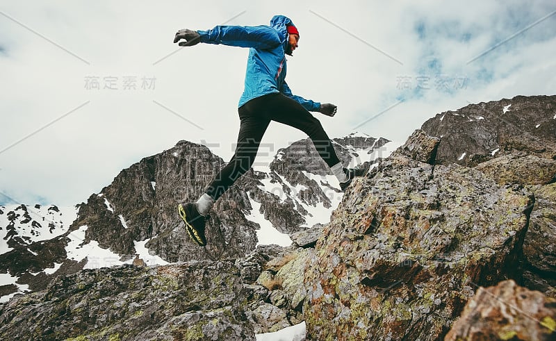 旅行人在山上跑步，冒险，生活方式，耐力概念，积极的假期，空中跑步运动