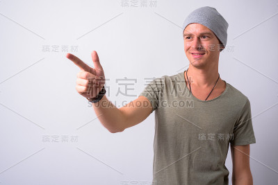 白色背景下的年轻男子肖像